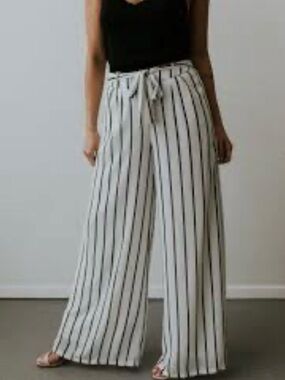 Leyua’s White and Black Striped Pant